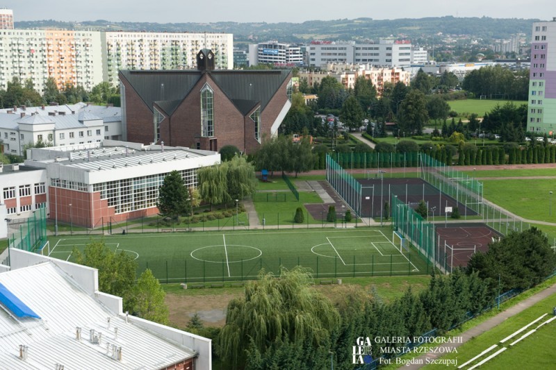 Nowe boisko piłkarskie ze sztuczną nawierzchnią przy Zespole Szk&oacute;ł Og&oacute;lnokształcących Nr 4 na os. Nowe Miasto